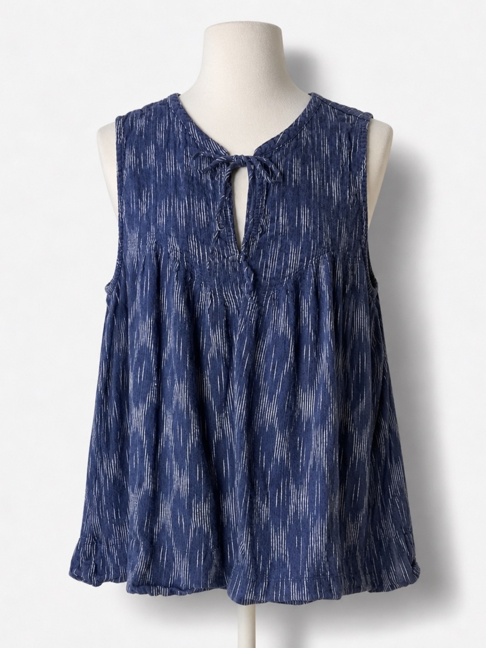 Lucky Brand Women’s M Sleeveless Navy Blue/White Boho Ikat Print V-Neck Tie Top
